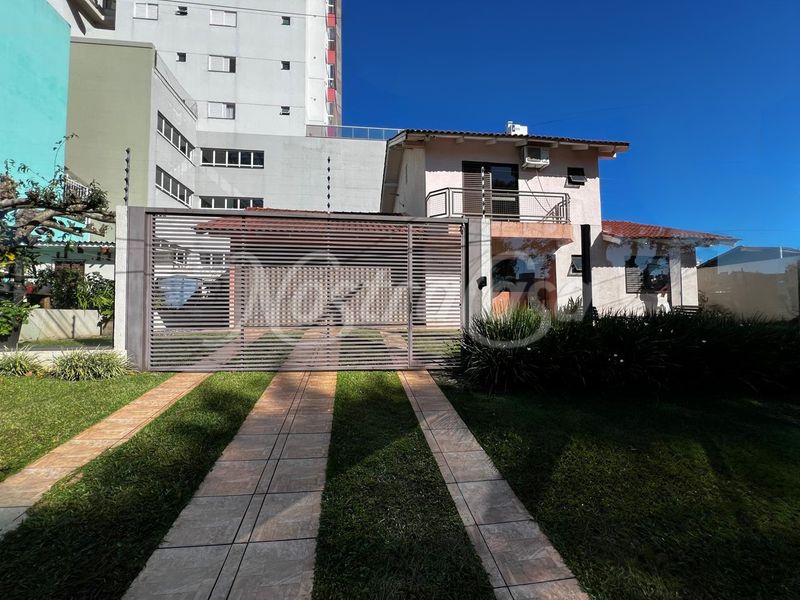 Casa à venda com 3 dormitórios, 3 banheiros, 2 vagas de garagens e 153m² de área privativa no bairro Maria Goretti