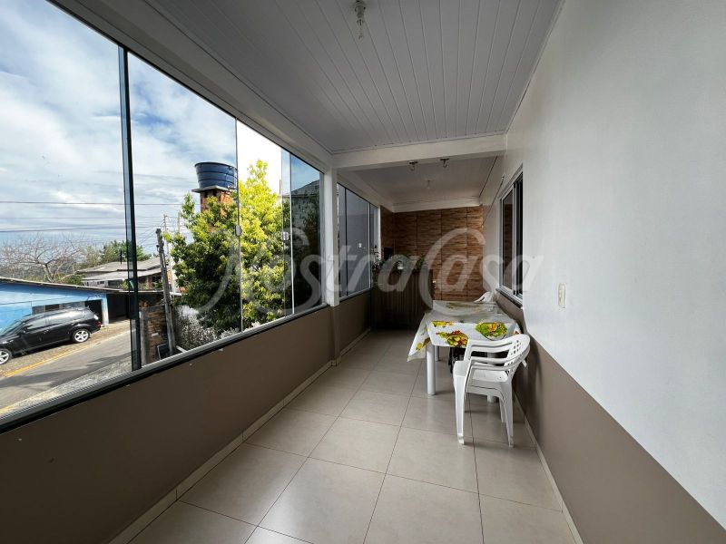 Casa à venda com 3 dormitórios, 2 banheiros, 2 vagas de garagens e 95m² de área privativa no bairro Saic